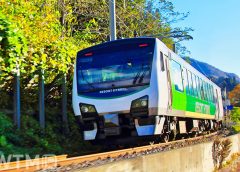 JR東日本HB-E300系ハイブリッド気動車「リゾートビューふるさと」編成(丸岡ジョー/写真AC)