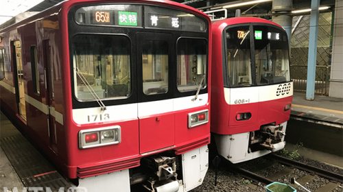 三崎口駅に停車中の京急1500形電車(左)と600形電車(ラヒティカ大森森/写真AC)