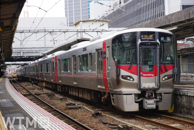 山陽本線広島駅に停車中のJR西日本227系電車(KUZUHA/写真AC)