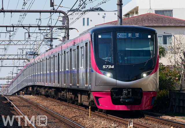 「京王ライナー」「Mt. TAKAO号」などで運行している京王5000系電車(ゴスペル/PIXTA)
