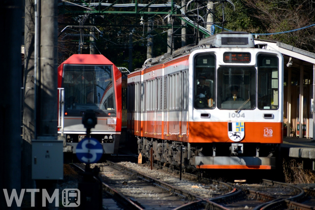 小涌谷駅に停車中の箱根登山鉄道1000形電車(右)と3000形電車(くろてん/写真AC)