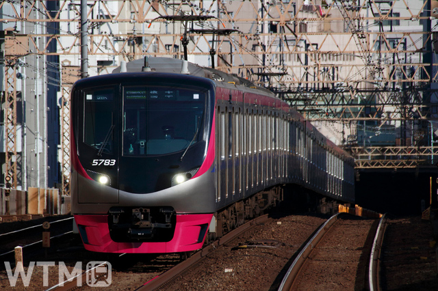 「京王ライナー」「Mt. TAKAO号」などで運行している京王5000系電車(tarousite/PIXTA)