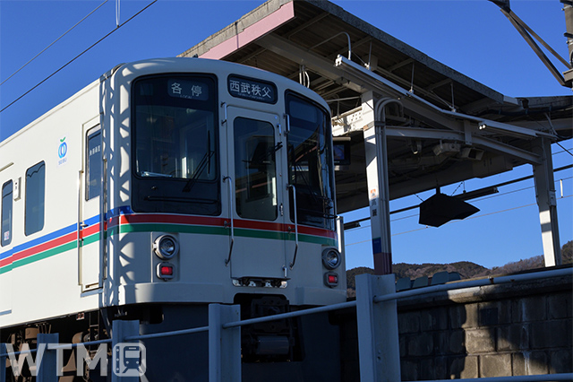 池袋線高麗駅に停車中の西武4000系電車(おだんごめがね/写真AC)