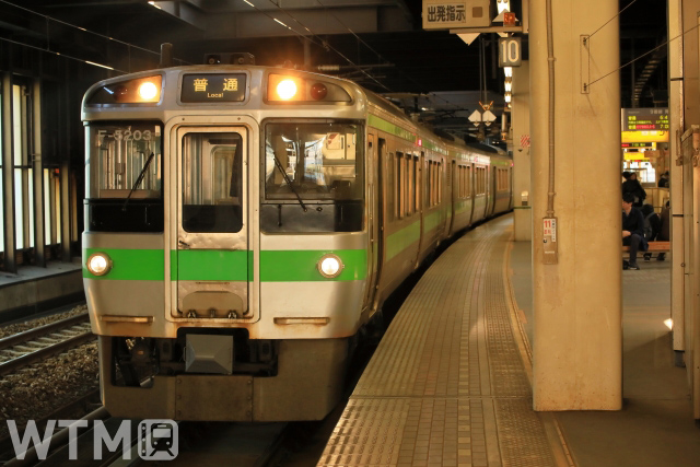 札幌駅に停車中のJR北海道721系電車(まこりげさん/写真AC)