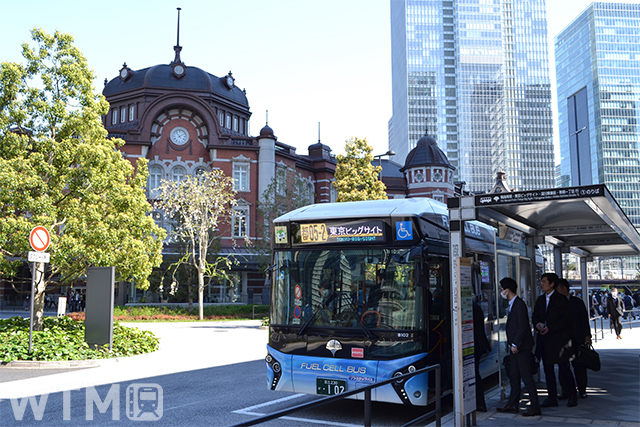 東京駅丸の内口に停車中の燃料電池バスで運行している都営バス(Katsumi/TOKYO STUDIO)