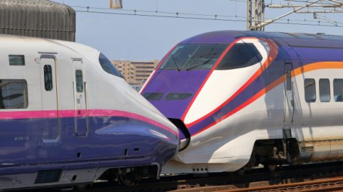 東北・山形新幹線E2系(左)とE3系1000番台の併結編成(HK-SAN/写真AC)