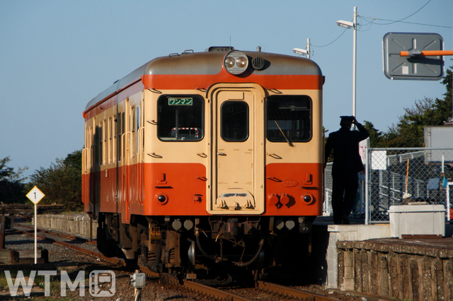 湊線阿字ケ浦駅に停車中のひたちなか海浜鉄道キハ205気動車(tarousite/PIXTA)