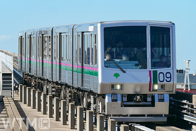 日暮里・舎人ライナーで運行している東京都交通局300形電車(MaedaAkihiko/Wikipedia - CC 表示-継承 4.0)