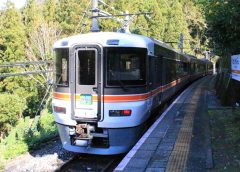 「飯田線秘境駅号」に使用されるJR東海373系電車(たまくじら/写真AC)