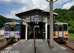 芸備線備後落合駅に停車中のJR西日本キハ120形気動車並び(アクセルF/写真AC)