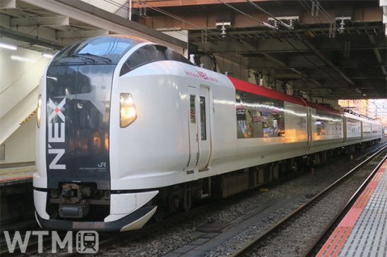 品川駅ホームで電車内テレワークを JR東日本 電源・Wi-Fi付「成田エクスプレス」車両