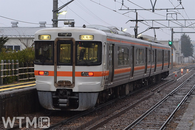 飯田線沢渡駅を発車するJR東海313系電車(Katsumi/TOKYO STUDIO)