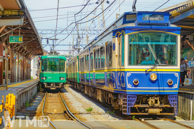江ノ島電鉄10形電車(右)と1000形電車(makoto.h/写真AC)