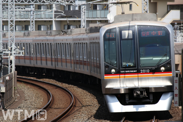 東葉高速鉄道2000系電車(K.O/PIXTA)
