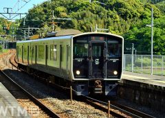 田原坂駅に到着するJR九州817系電車(K.M=KARIBITO/写真AC)