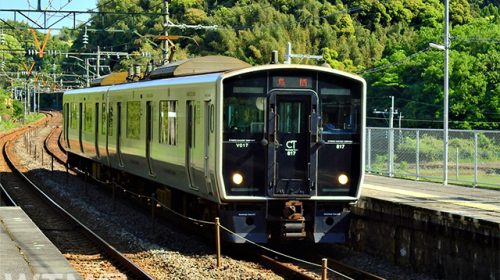 田原坂駅に到着するJR九州817系電車(K.M=KARIBITO/写真AC)