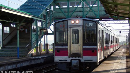 奥羽本線横堀駅に到着するJR東日本701系電車(minoltah/写真AC)