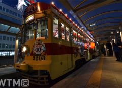 「おでんしゃ」として運行される豊橋鉄道市内線3200形電車(Katsumi/TOKYO STUDIO)