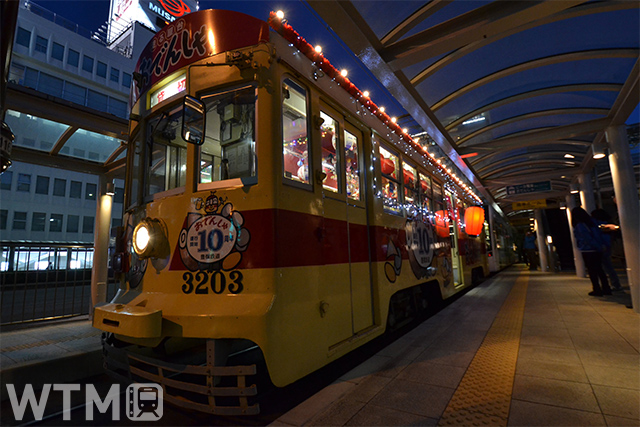 「おでんしゃ」として運行される豊橋鉄道市内線3200形電車(Katsumi/TOKYO STUDIO)