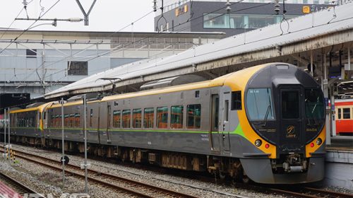 岡山駅に停車中の特急「しおかぜ」JR四国8600系電車(KUZUHA/写真AC)