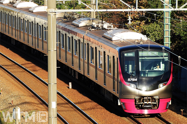 「京王ライナー」「Mt. TAKAO号」などで運行している京王5000系電車(ジュンP/写真AC)