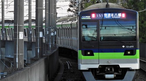 都営新宿線で運行している東京都交通局10-300形電車(ジュンP/写真AC)