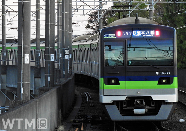 都営新宿線で運行している10両編成の東京都交通局10-300形電車(ジュンP/写真AC)