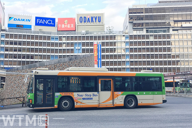 新宿駅西口を走行する都営バスの車両(けんぼ/写真AC)
