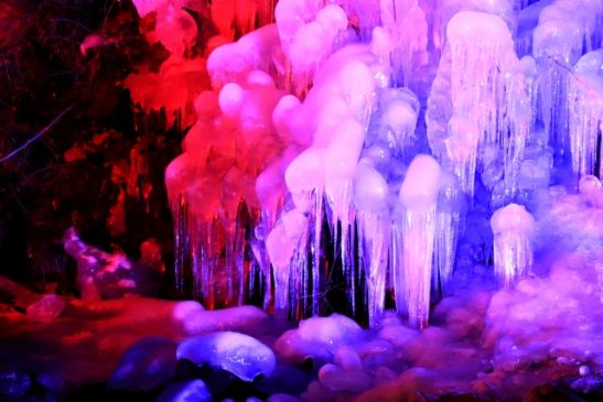 幻想的ライトアップ 秩父路「あしがくぼの氷柱」 特急12本 芦ケ久保駅に臨時停車 西武
