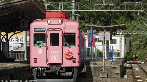 加太線加太駅に停車中の南海7100系「めでたいでんしゃ さち」(Kizzgawa/写真AC)