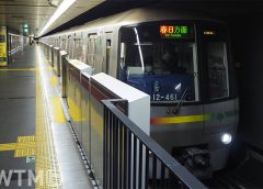 都営大江戸線で運行している東京都交通局12-000形電車(Katsumi/TOKYO STUDIO)