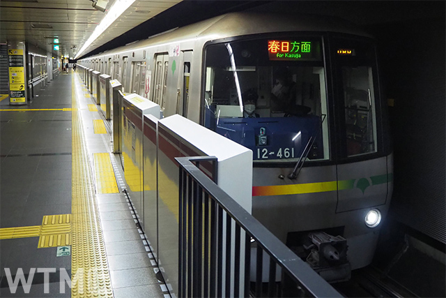 都営大江戸線で運行している東京都交通局12-000形電車(Katsumi/TOKYO STUDIO)