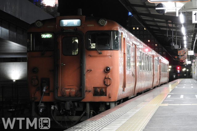 吉備線(桃太郎線)岡山駅に停車中のJR西日本キハ40・47形気動車(ジュンP/写真AC)