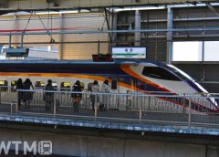 福島駅に到着する山形新幹線E3系(マンハッタン/写真AC)