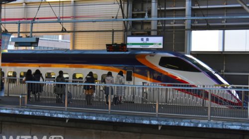 福島駅に到着する山形新幹線E3系(マンハッタン/写真AC)