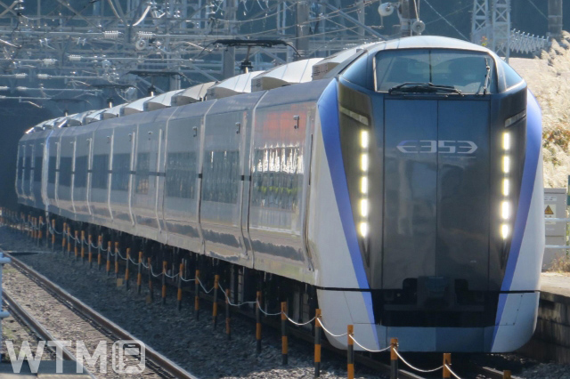 特急「あずさ」「かいじ」などで運行しているJR東日本E353系電車(猫三郎/写真AC)