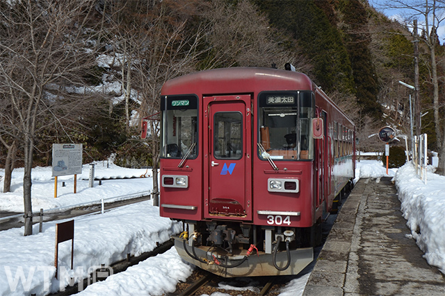 北濃駅に停車中の長良川鉄道ナガラ300形気動車(Katsumi/TOKYO STUDIO)