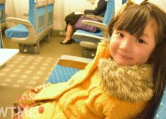 東海道新幹線での旅行を楽しむ子ども(イメージ)(ちゃぁみい/写真AC)