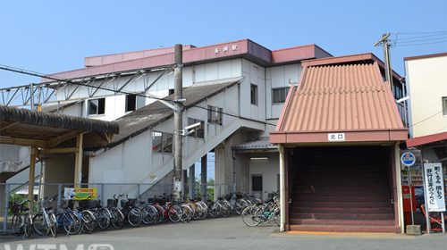2022年3月から無人駅となる鹿児島本線長洲駅の駅舎(Katsumi/TOKYO STUDIO)