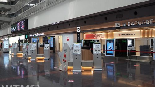 羽田空港第1ターミナルのJALチェックインカウンター(Katsumi/TOKYO STUDIO)