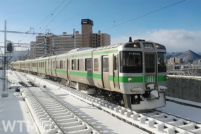 学園都市線八軒駅に到着するJR北海道721系電車(さっぽろっこ/写真AC)