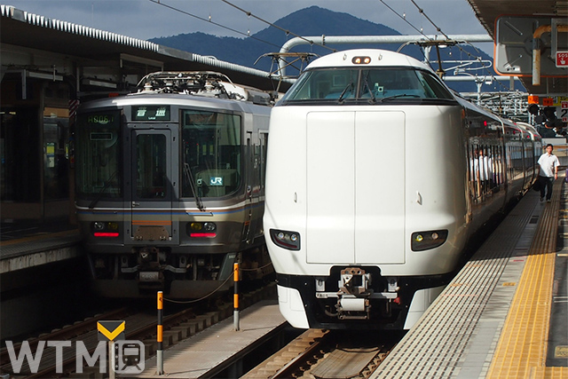 福知山駅に停車中のJR西日本287系電車(右)と223系5500番台電車(fuku41/写真AC)
