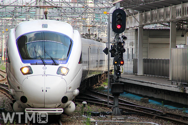 特急「ソニック」などで運行しているJR九州885系電車(M.T.photos/写真AC)