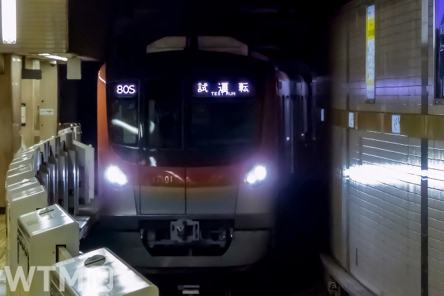 有楽町線で運行している東京メトロ17000系電車(しろかね/写真AC)