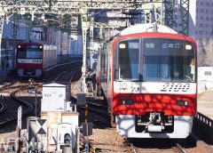 京急2100形電車(右)と1000形電車(nkm03/写真AC)