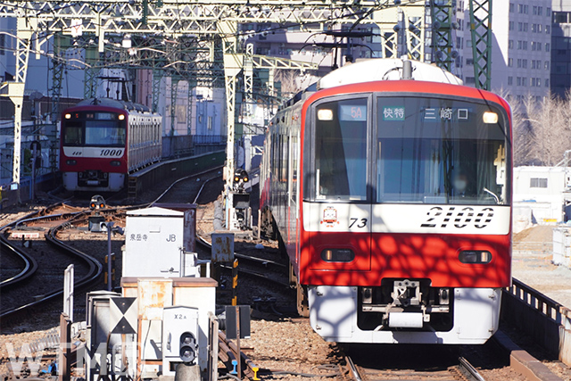 京急2100形電車(右)と1000形電車(nkm03/写真AC)