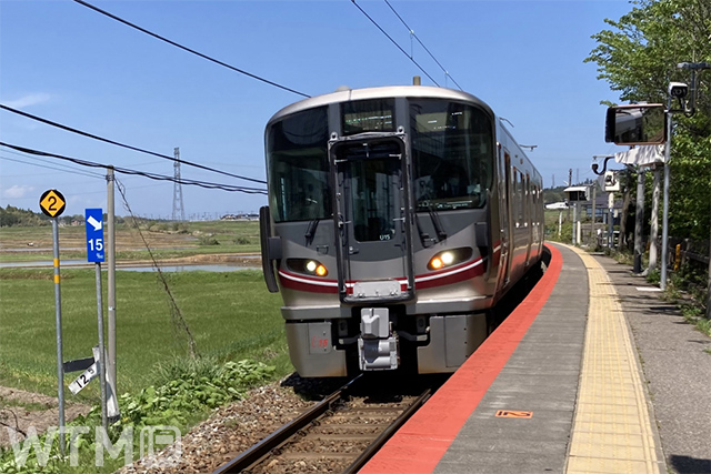 七尾線で運行しているJR西日本521系100番台電車(HAIDARUI/写真AC)