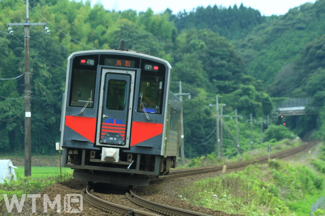 山陰本線などで運行しているJR西日本キハ126系気動車(峠ちゃん/写真AC)