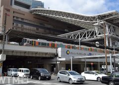 大阪環状線大阪駅を出発するJR西日本323系電車(Katsumi/TOKYO STUDIO)