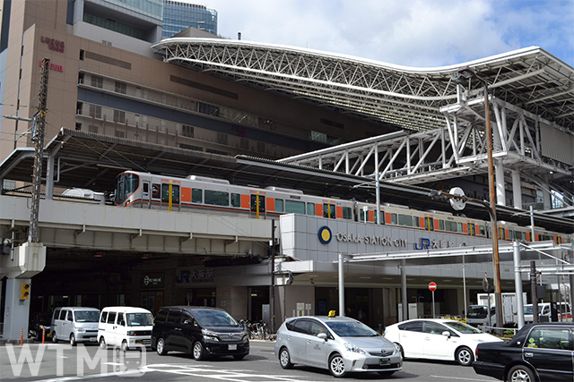 大阪環状線大阪駅に停車中のJR西日本323系電車(Katsumi/TOKYO STUDIO)
